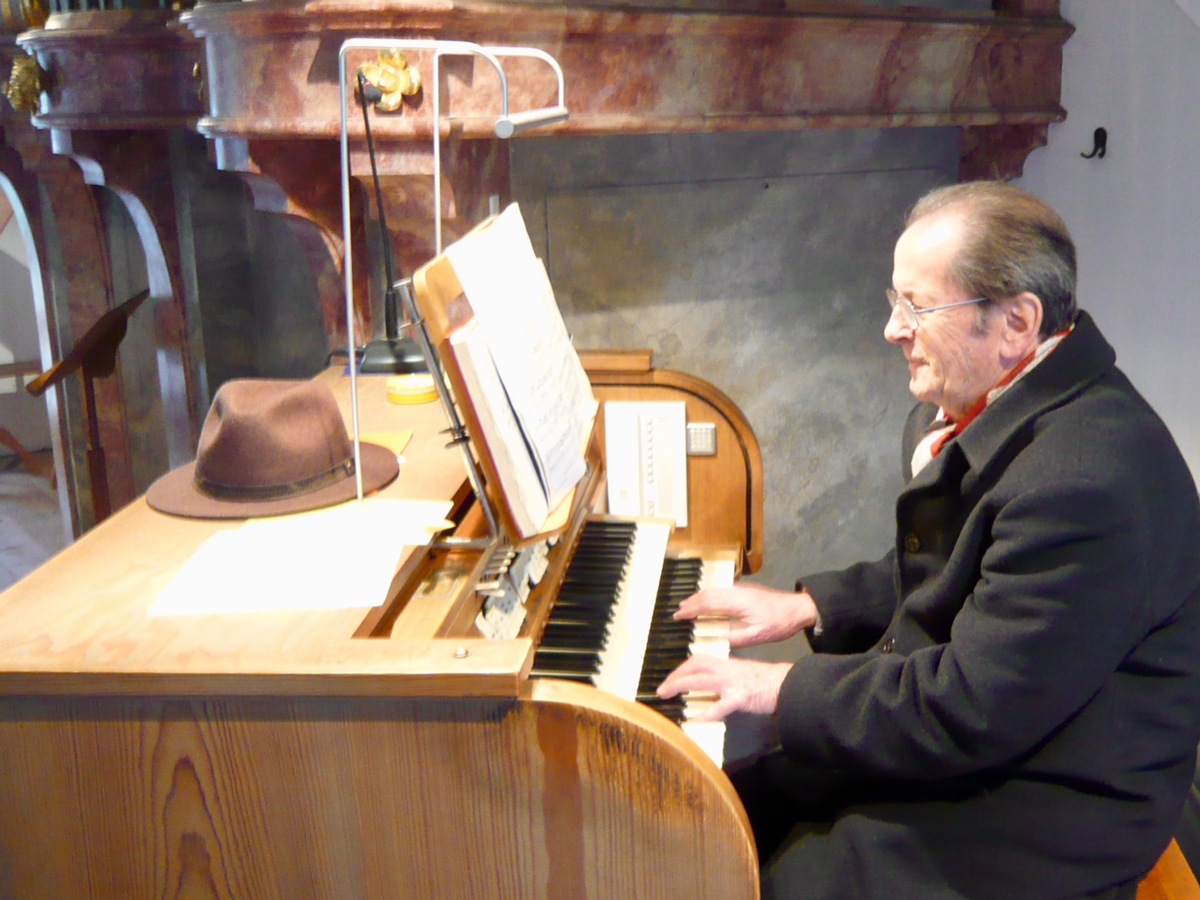 Sepp Rumberger an der Orgel in St. Emmeram, Vogtareuth
